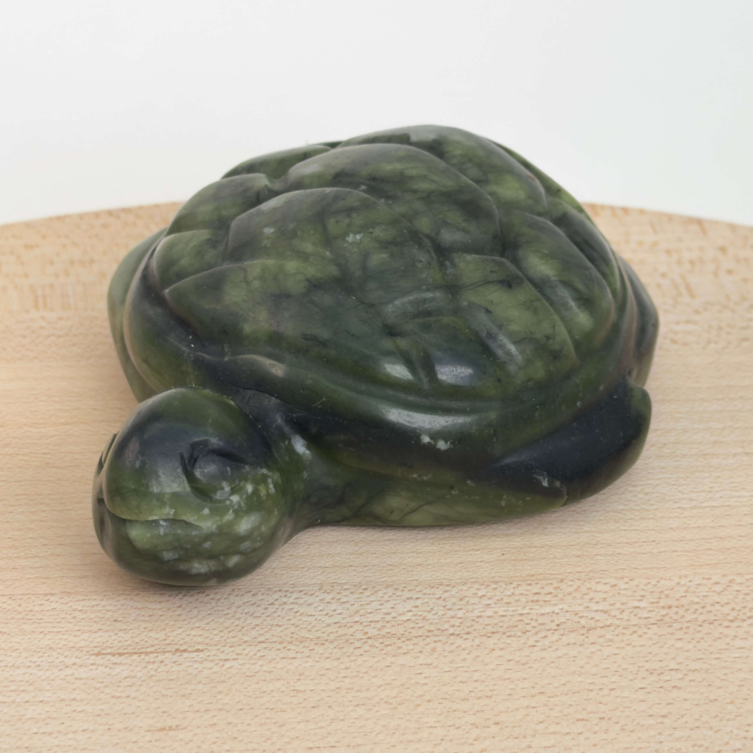 Serpentin Skildpadde i naturlige grønne nuancer med symbolik for grounding, indre ro, beskyttelse, balance og personlig udvikling.