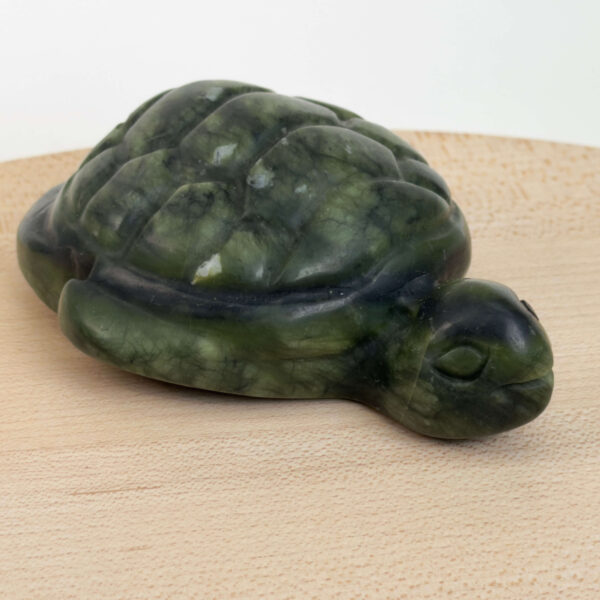 Serpentin Skildpadde i naturlige grønne nuancer med symbolik for grounding, indre ro, beskyttelse, balance og personlig udvikling.