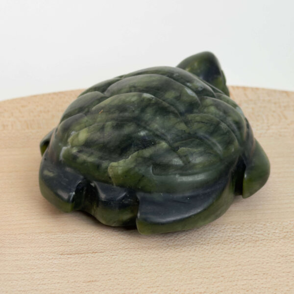 Serpentin Skildpadde i naturlige grønne nuancer med symbolik for grounding, indre ro, beskyttelse, balance og personlig udvikling.