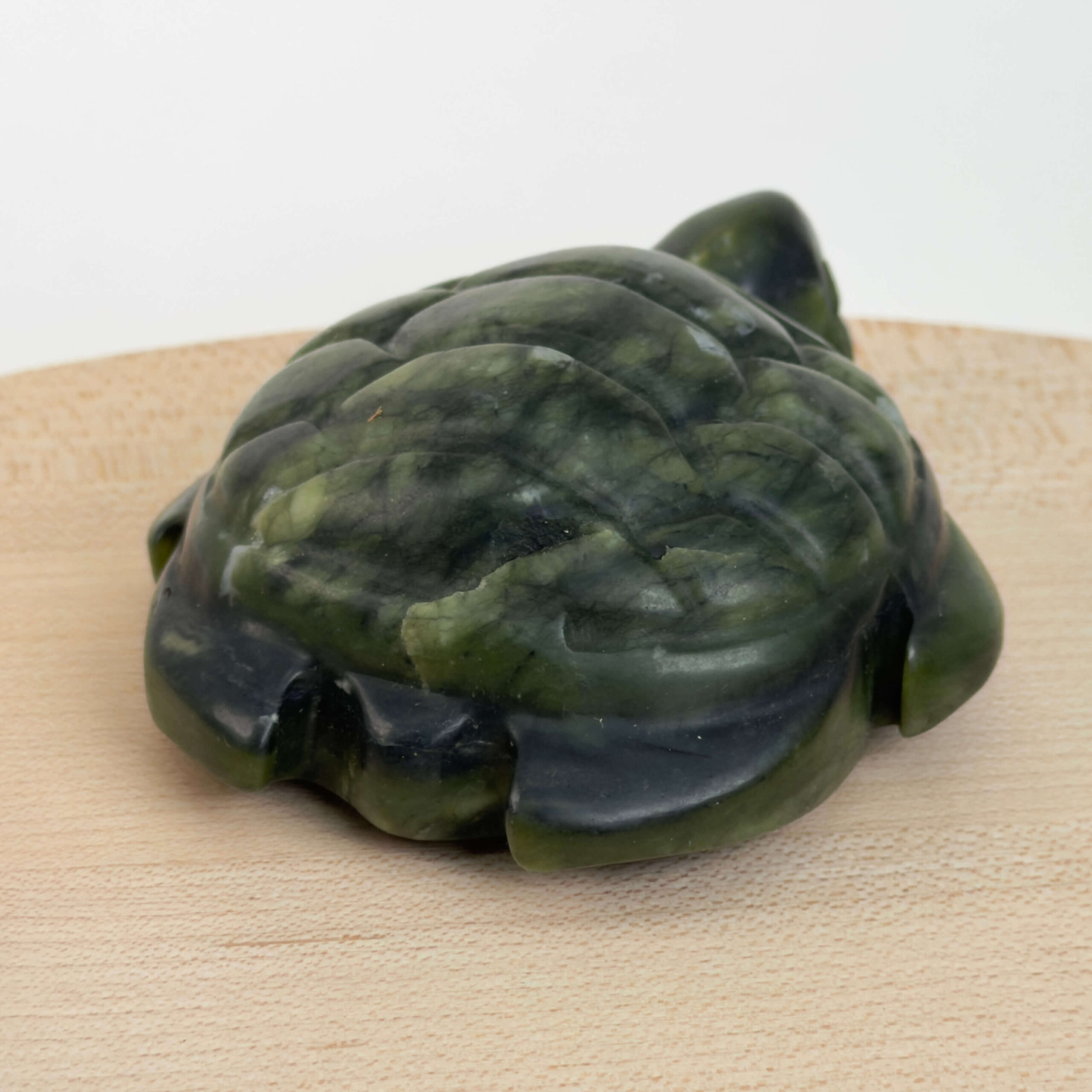Serpentin Skildpadde i naturlige grønne nuancer med symbolik for grounding, indre ro, beskyttelse, balance og personlig udvikling.