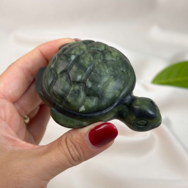 Serpentin Skildpadde i naturlige grønne nuancer med symbolik for grounding, indre ro, beskyttelse, balance og personlig udvikling.