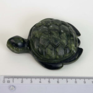 Serpentin Skildpadde i naturlige grønne nuancer med symbolik for grounding, indre ro, beskyttelse, balance og personlig udvikling.