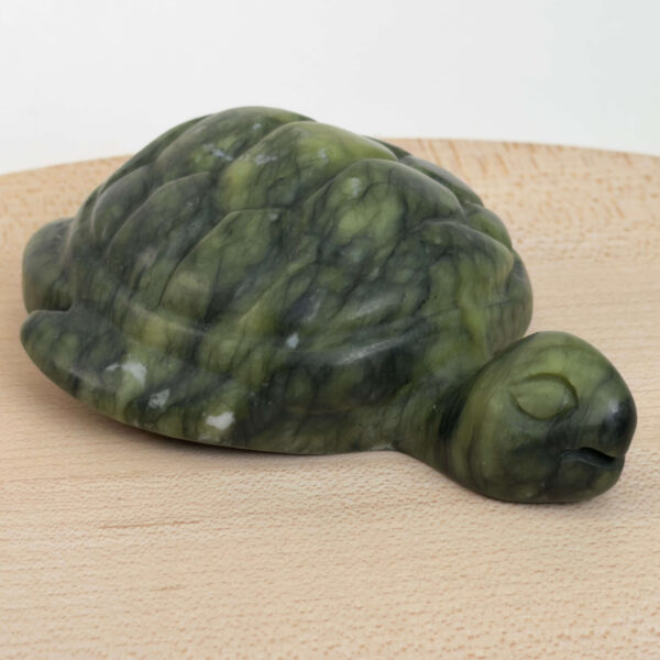 Serpentin Skildpadde i naturlige grønne nuancer med symbolik for grounding, indre ro, beskyttelse, balance og personlig udvikling.