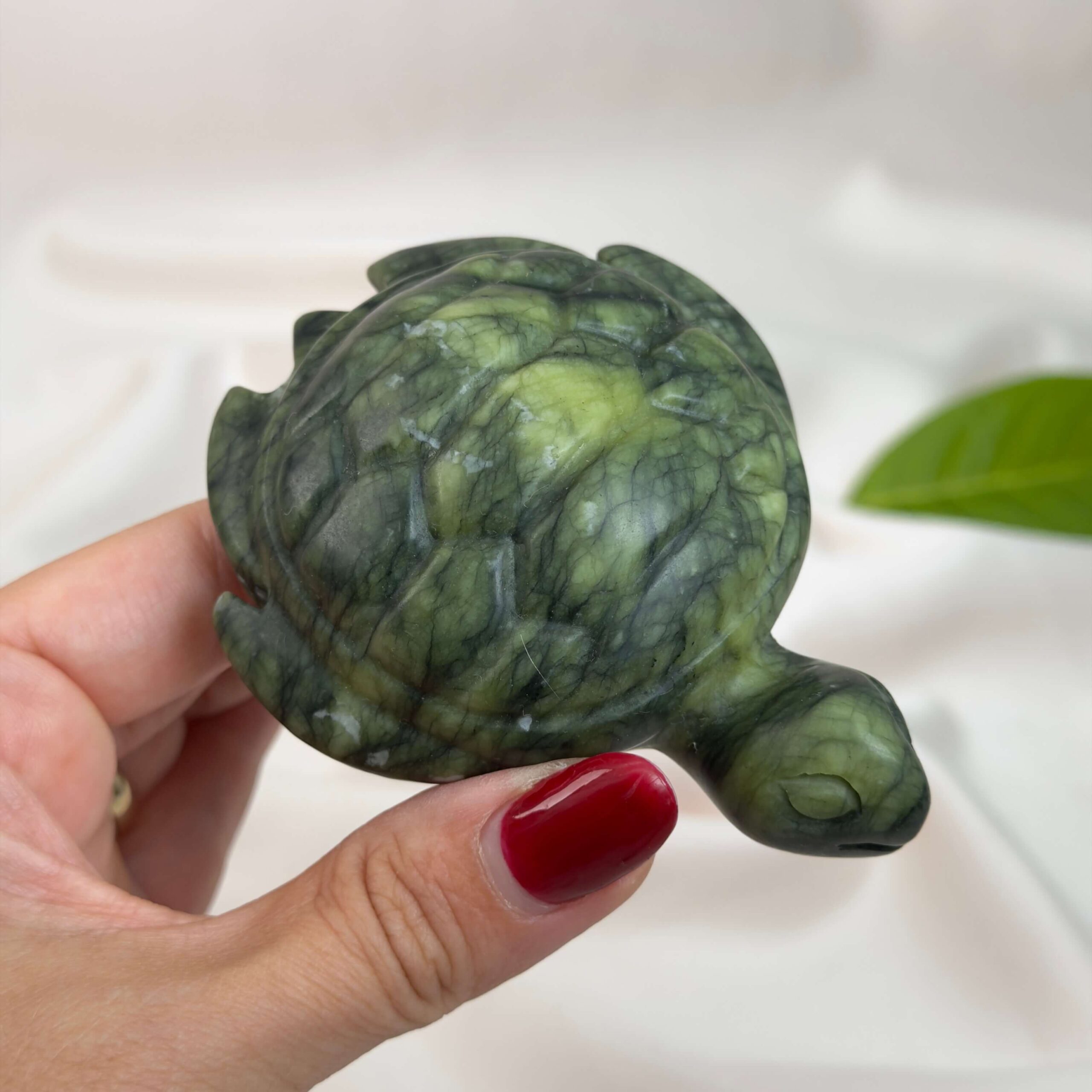 Serpentin Skildpadde i naturlige grønne nuancer med symbolik for grounding, indre ro, beskyttelse, balance og personlig udvikling.