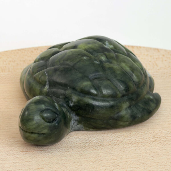 Serpentin Skildpadde i naturlige grønne nuancer med symbolik for grounding, indre ro, beskyttelse, balance og personlig udvikling.