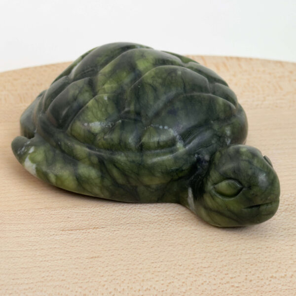 Serpentin Skildpadde i naturlige grønne nuancer med symbolik for grounding, indre ro, beskyttelse, balance og personlig udvikling.