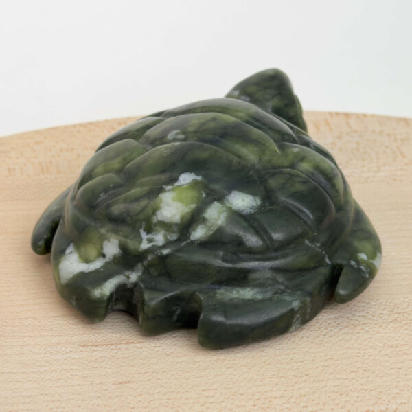 Serpentin Skildpadde i naturlige grønne nuancer med symbolik for grounding, indre ro, beskyttelse, balance og personlig udvikling.