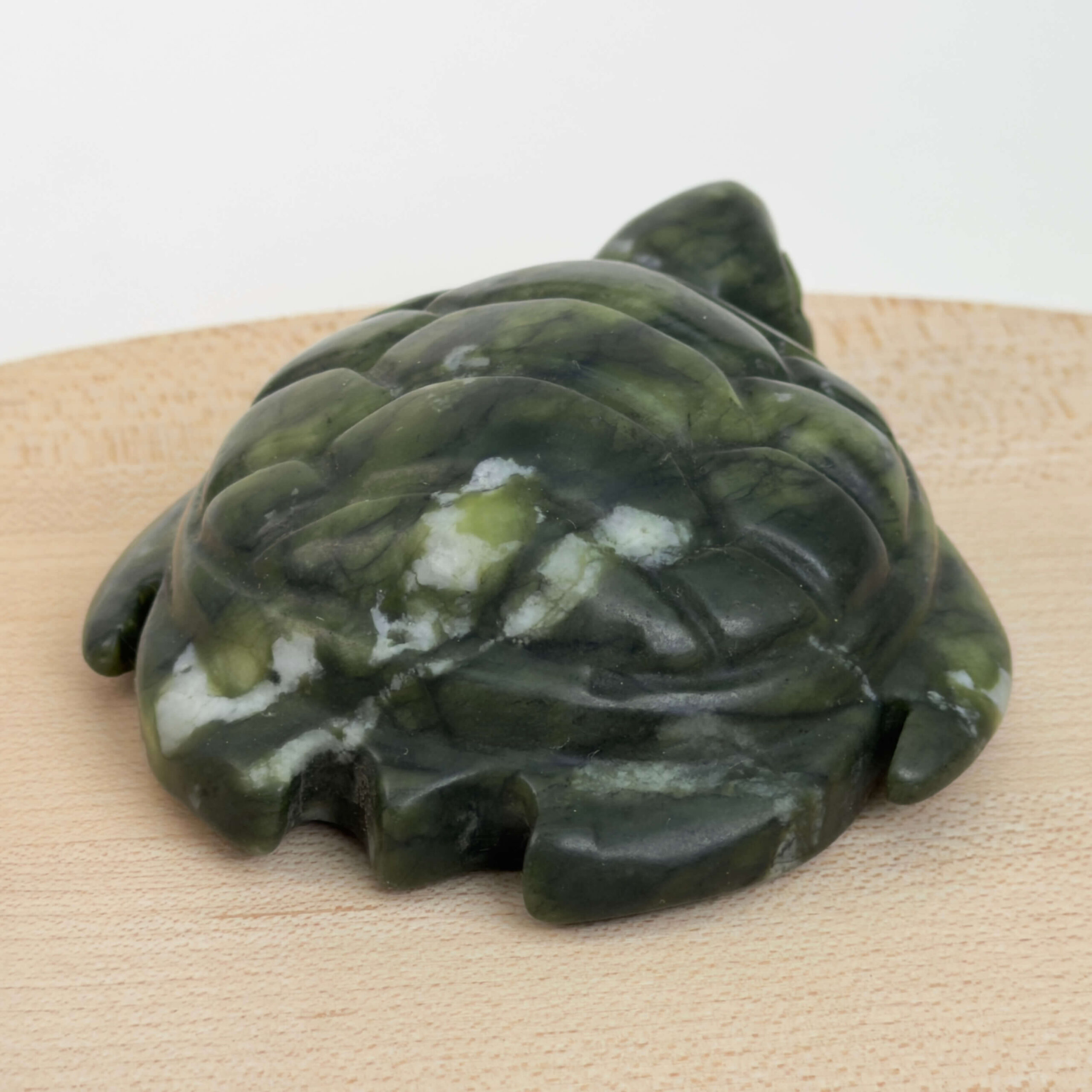 Serpentin Skildpadde i naturlige grønne nuancer med symbolik for grounding, indre ro, beskyttelse, balance og personlig udvikling.