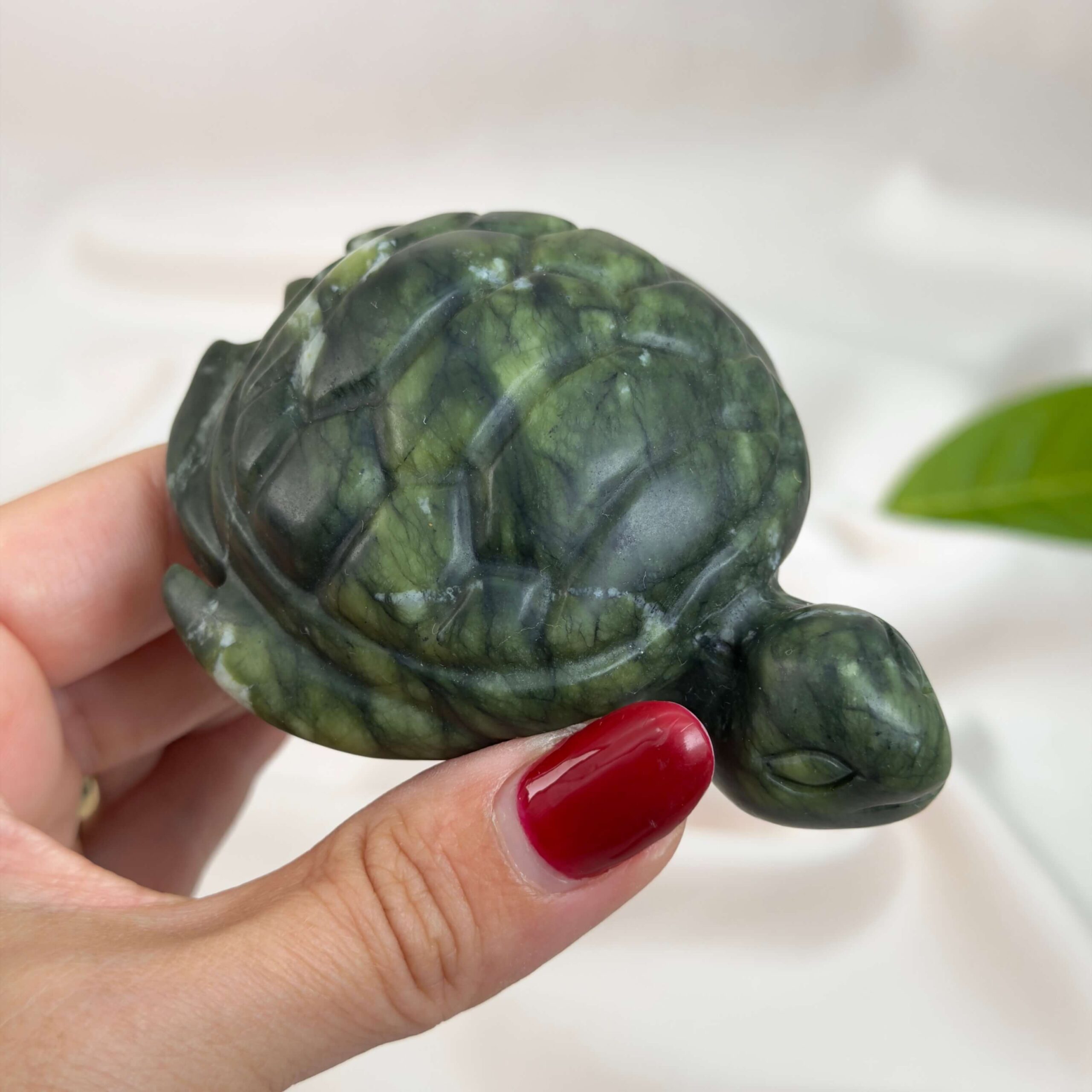 Serpentin Skildpadde i naturlige grønne nuancer med symbolik for grounding, indre ro, beskyttelse, balance og personlig udvikling.