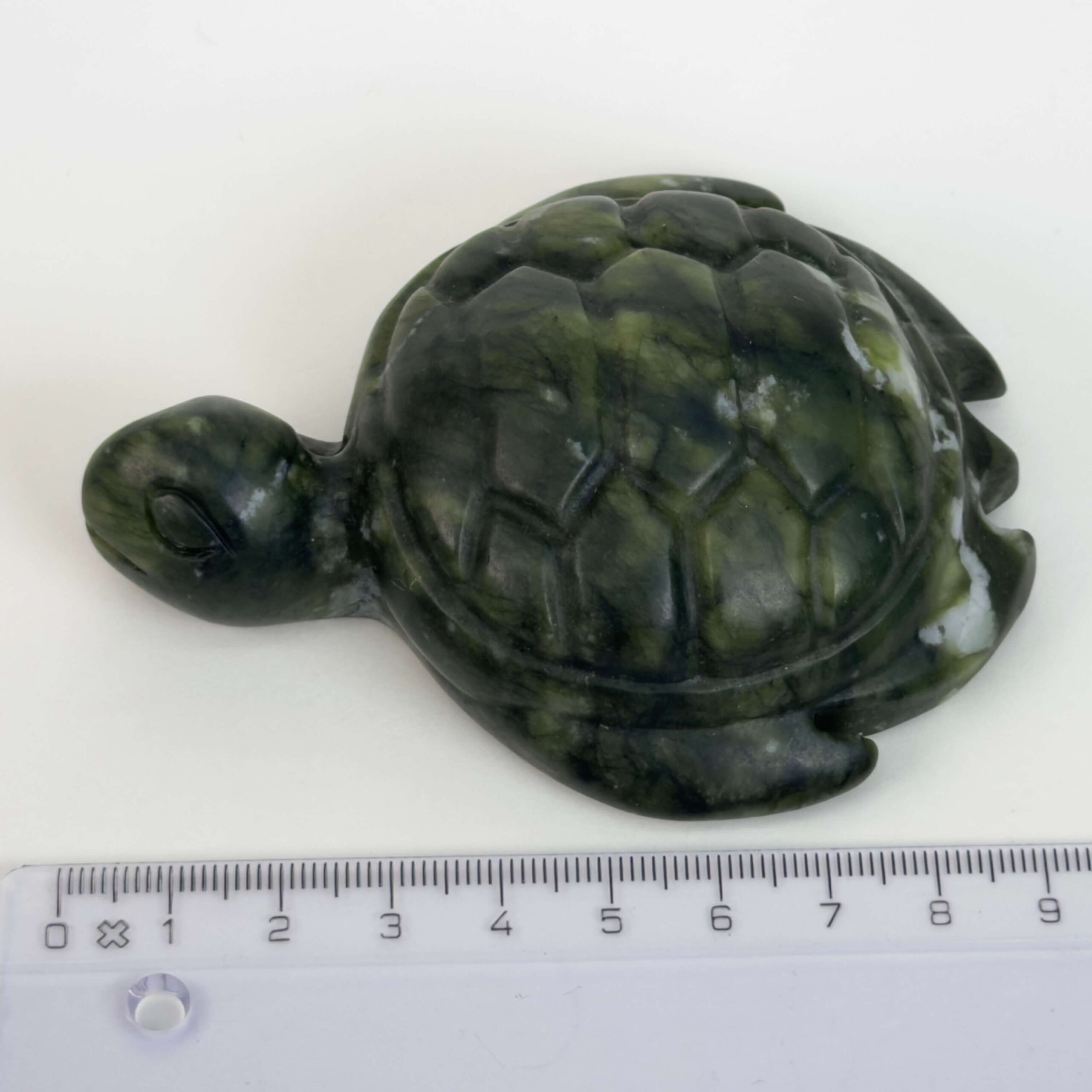 Serpentin Skildpadde i naturlige grønne nuancer med symbolik for grounding, indre ro, beskyttelse, balance og personlig udvikling.