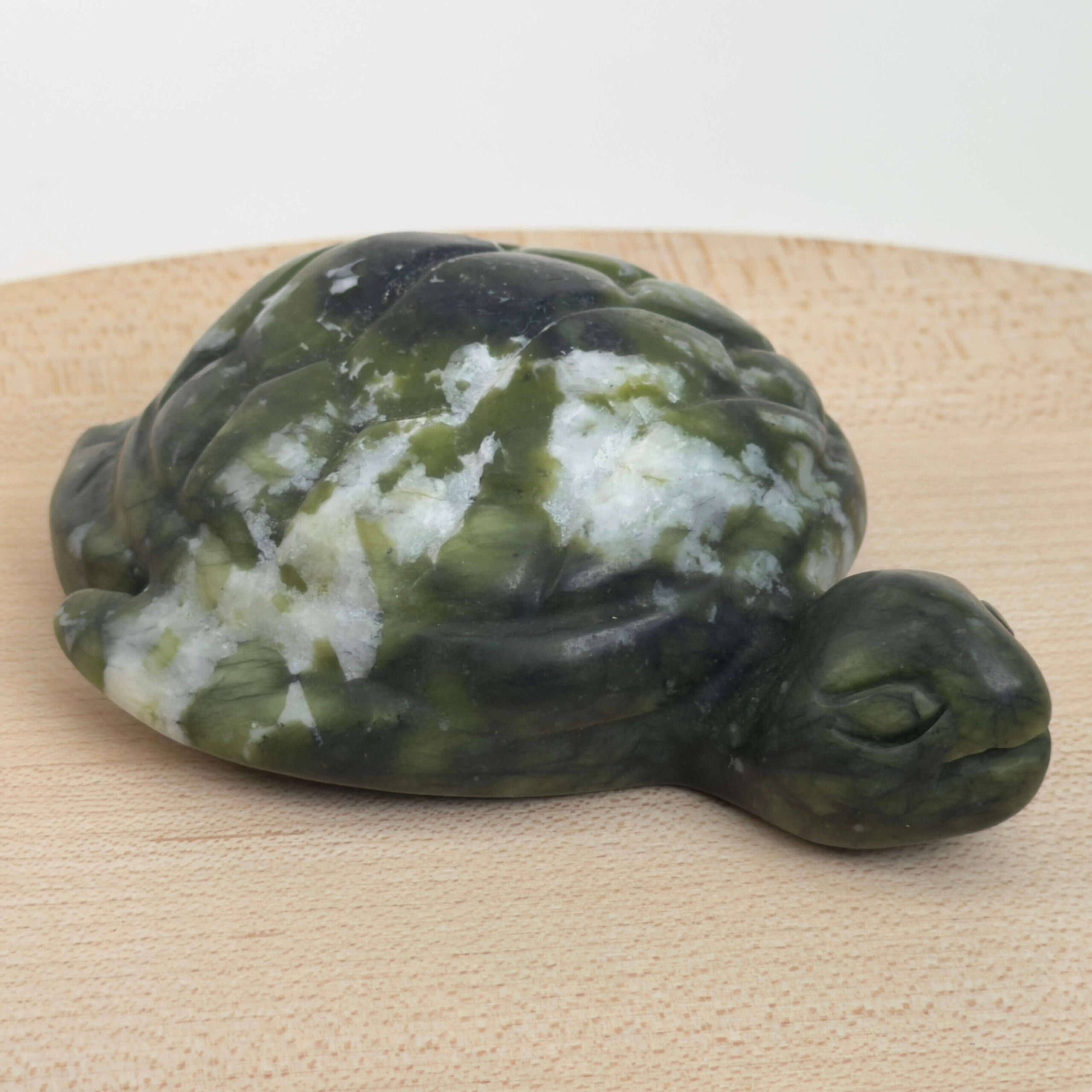 Serpentin Skildpadde i naturlige grønne nuancer med symbolik for grounding, indre ro, beskyttelse, balance og personlig udvikling.