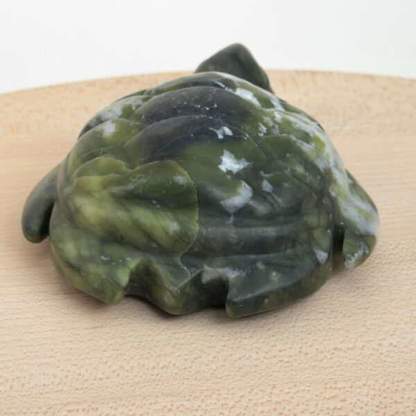 Serpentin Skildpadde i naturlige grønne nuancer med symbolik for grounding, indre ro, beskyttelse, balance og personlig udvikling.