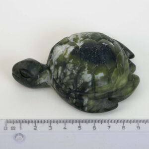 Serpentin Skildpadde i naturlige grønne nuancer med symbolik for grounding, indre ro, beskyttelse, balance og personlig udvikling.
