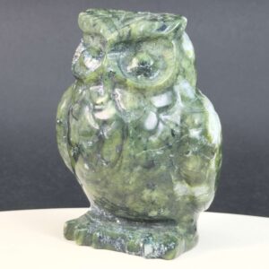 Serpentin Ugle i naturlige grønne nuancer med symbolik for visdom, intuition, grounding, indre ro og personlig udvikling.