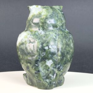 Serpentin Ugle i naturlige grønne nuancer med symbolik for visdom, intuition, grounding, indre ro og personlig udvikling.