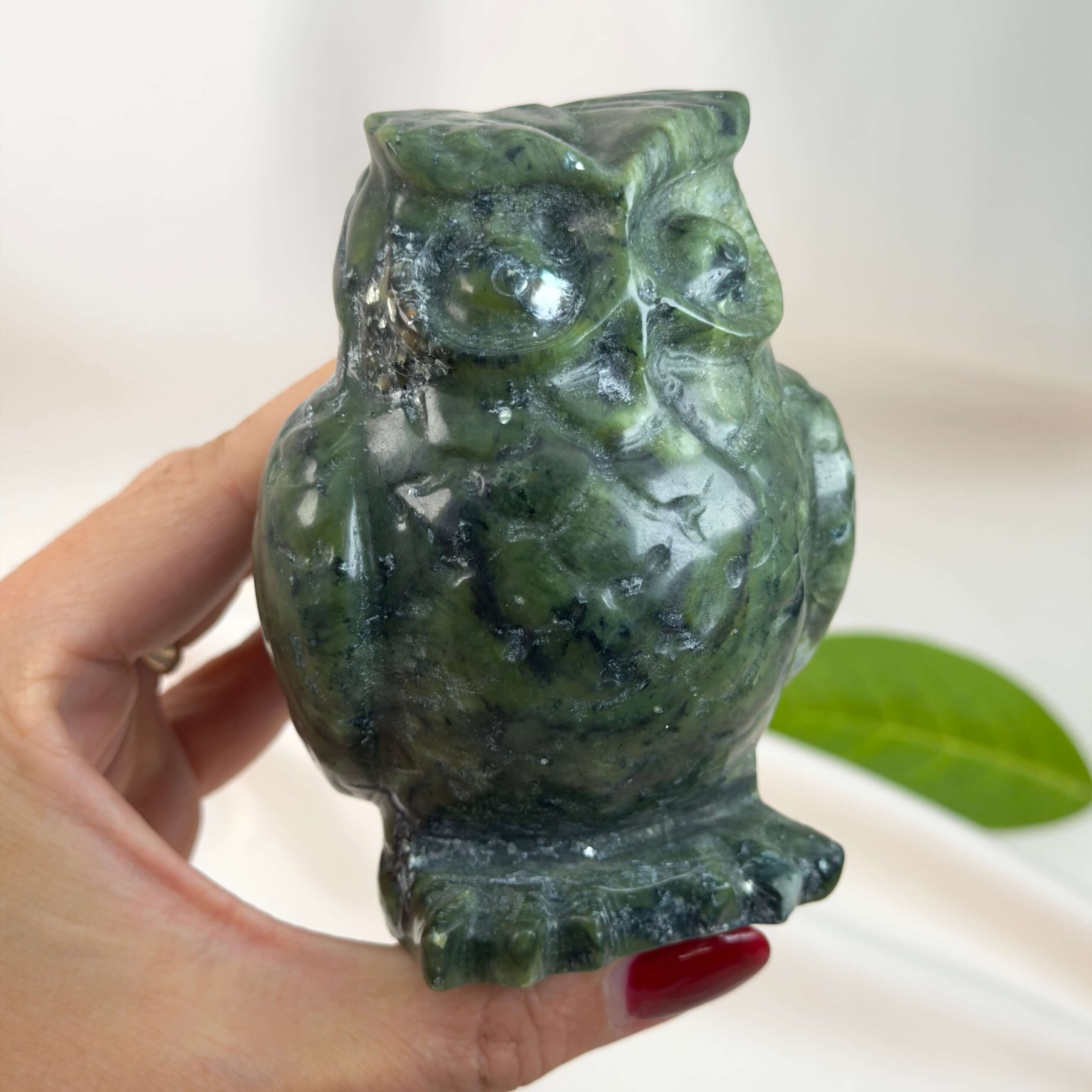 Serpentin Ugle i naturlige grønne nuancer med symbolik for visdom, intuition, grounding, indre ro og personlig udvikling.