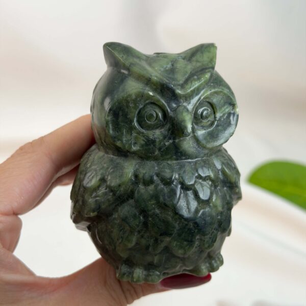 Serpentin Ugle i naturlige grønne nuancer med symbolik for visdom, intuition, grounding, indre ro og personlig udvikling.
