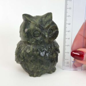 Serpentin Ugle i naturlige grønne nuancer med symbolik for visdom, intuition, grounding, indre ro og personlig udvikling.