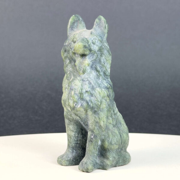 Serpentin Ulvehund i naturlige grønne nuancer med symbolik for loyalitet, beskyttelse, intuition, grounding og indre styrke.