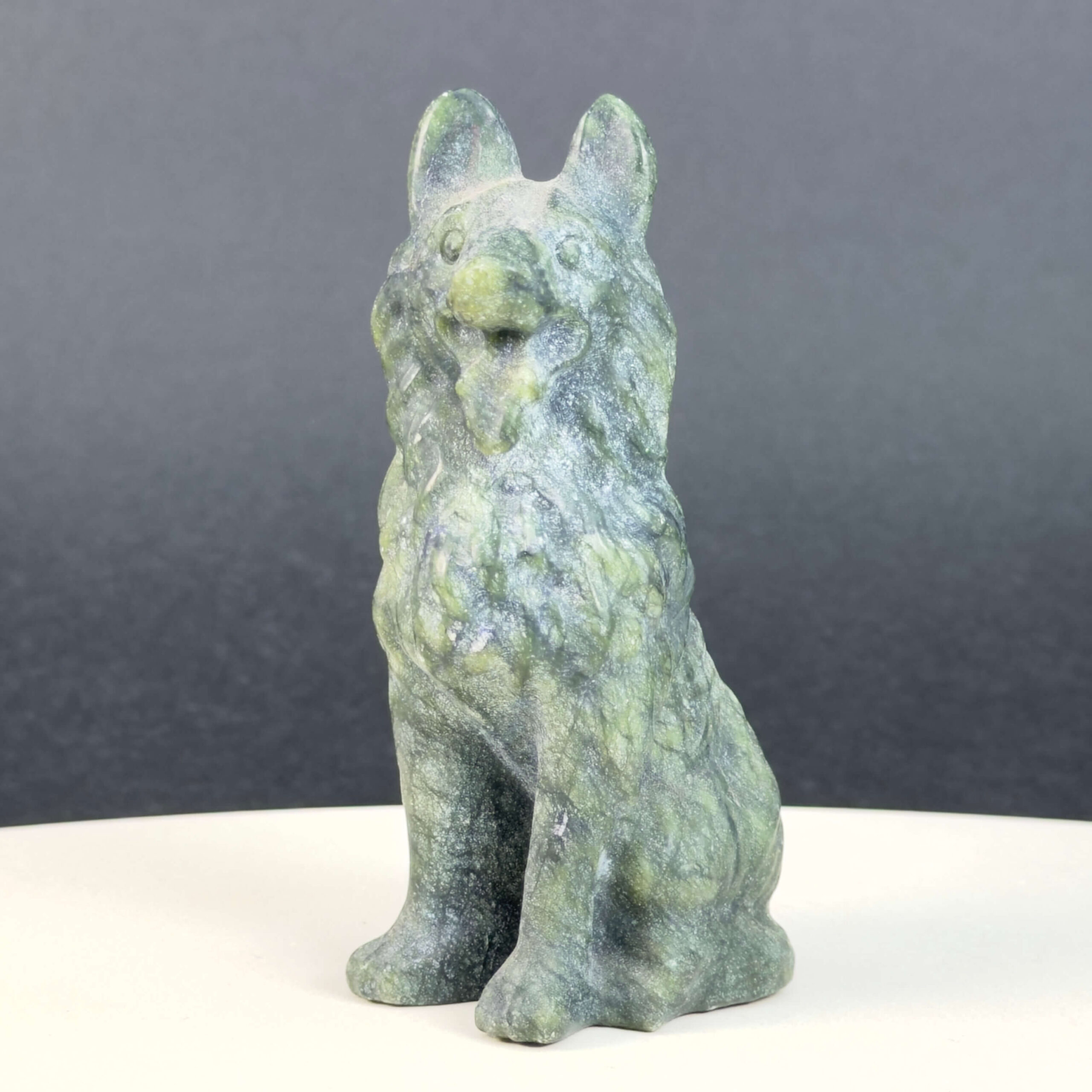 Serpentin Ulvehund i naturlige grønne nuancer med symbolik for loyalitet, beskyttelse, intuition, grounding og indre styrke.