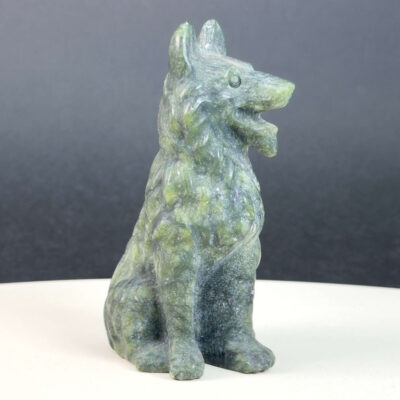 Serpentin Ulvehund i naturlige grønne nuancer med symbolik for loyalitet, beskyttelse, intuition, grounding og indre styrke.