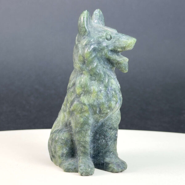 Serpentin Ulvehund i naturlige grønne nuancer med symbolik for loyalitet, beskyttelse, intuition, grounding og indre styrke.