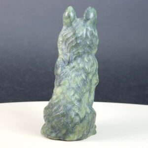 Serpentin Ulvehund i naturlige grønne nuancer med symbolik for loyalitet, beskyttelse, intuition, grounding og indre styrke.