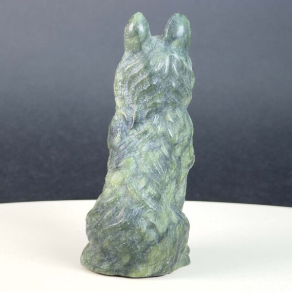 Serpentin Ulvehund i naturlige grønne nuancer med symbolik for loyalitet, beskyttelse, intuition, grounding og indre styrke.