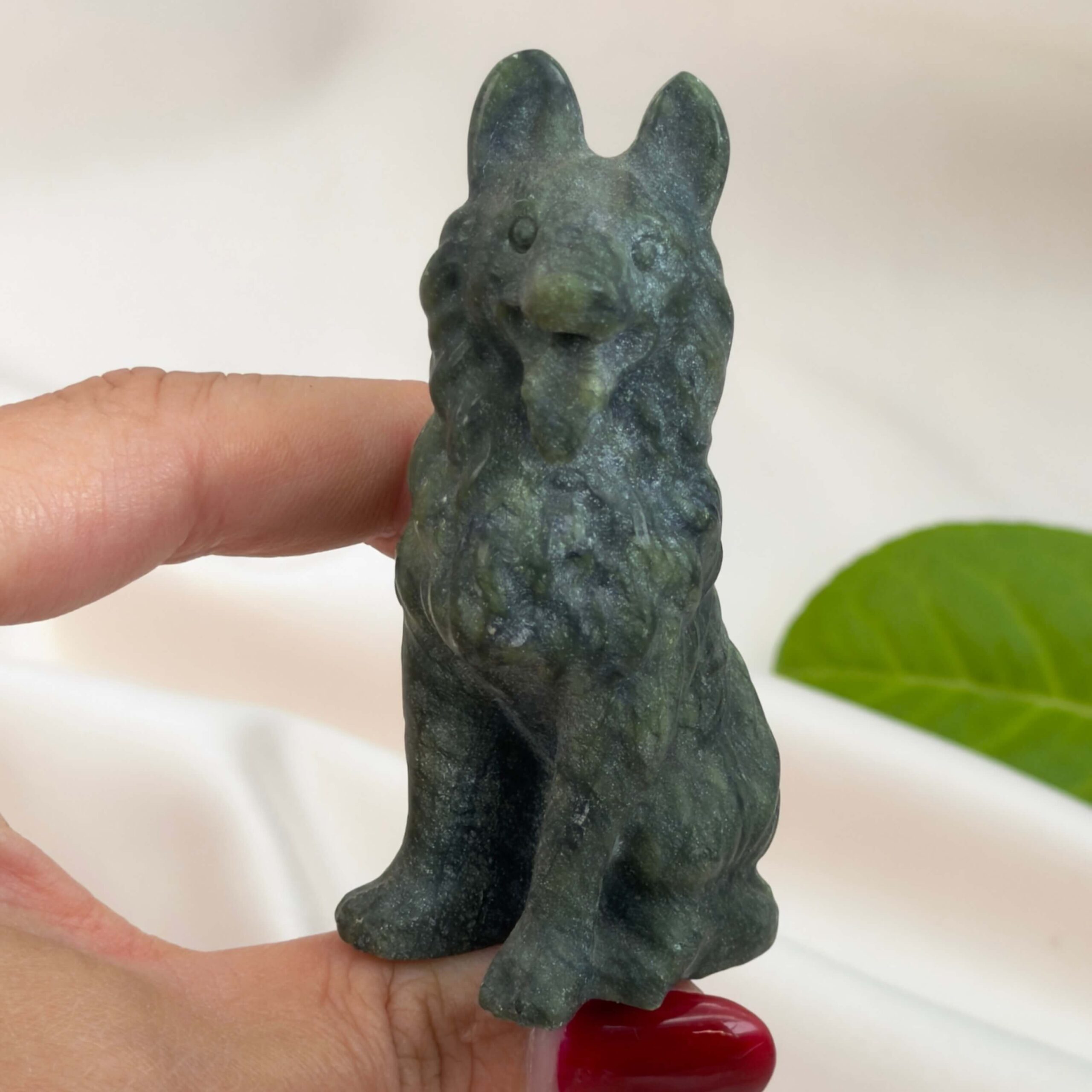Serpentin Ulvehund i naturlige grønne nuancer med symbolik for loyalitet, beskyttelse, intuition, grounding og indre styrke.