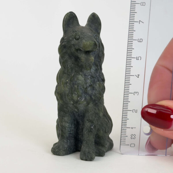 Serpentin Ulvehund i naturlige grønne nuancer med symbolik for loyalitet, beskyttelse, intuition, grounding og indre styrke.
