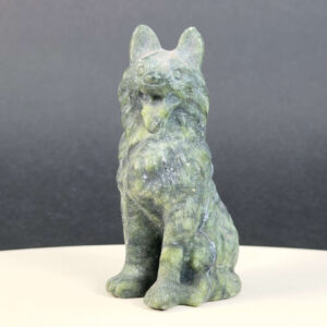 Serpentin Ulvehund i naturlige grønne nuancer med symbolik for loyalitet, beskyttelse, intuition, grounding og indre styrke.