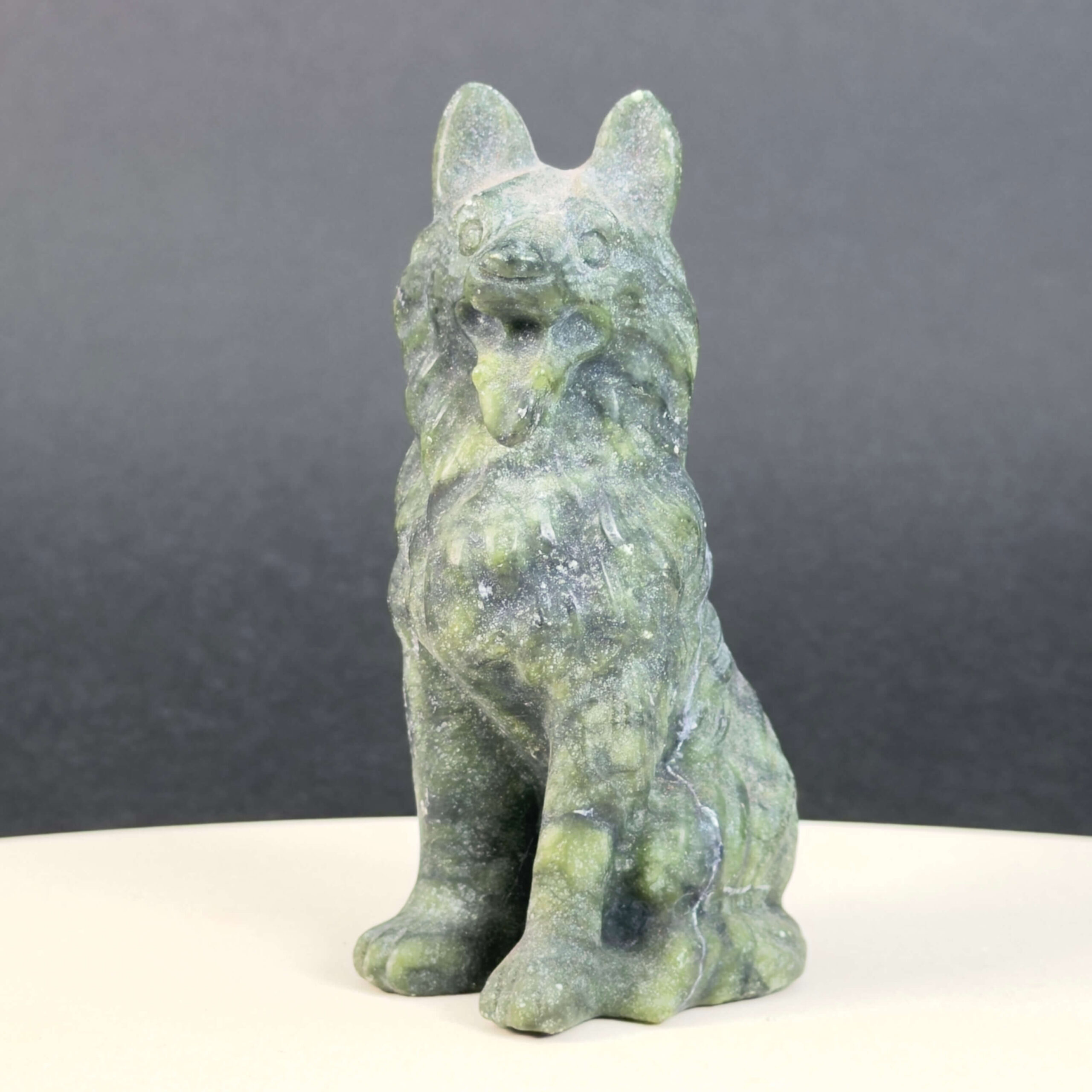 Serpentin Ulvehund i naturlige grønne nuancer med symbolik for loyalitet, beskyttelse, intuition, grounding og indre styrke.