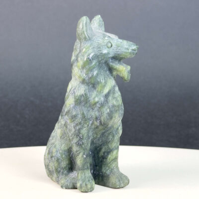 Serpentin Ulvehund i naturlige grønne nuancer med symbolik for loyalitet, beskyttelse, intuition, grounding og indre styrke.