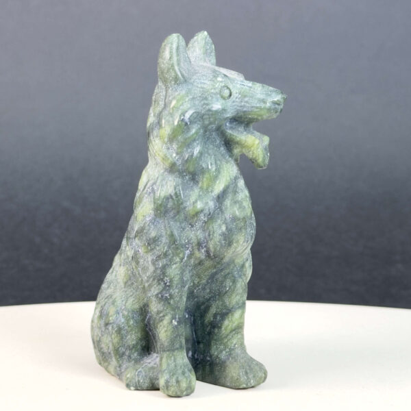 Serpentin Ulvehund i naturlige grønne nuancer med symbolik for loyalitet, beskyttelse, intuition, grounding og indre styrke.