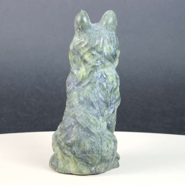 Serpentin Ulvehund i naturlige grønne nuancer med symbolik for loyalitet, beskyttelse, intuition, grounding og indre styrke.