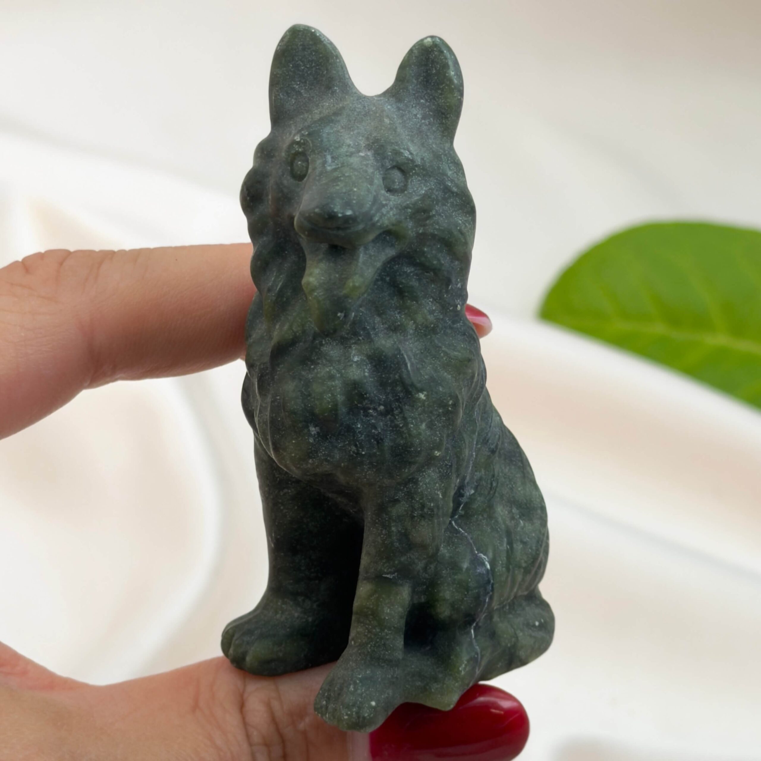 Serpentin Ulvehund i naturlige grønne nuancer med symbolik for loyalitet, beskyttelse, intuition, grounding og indre styrke.