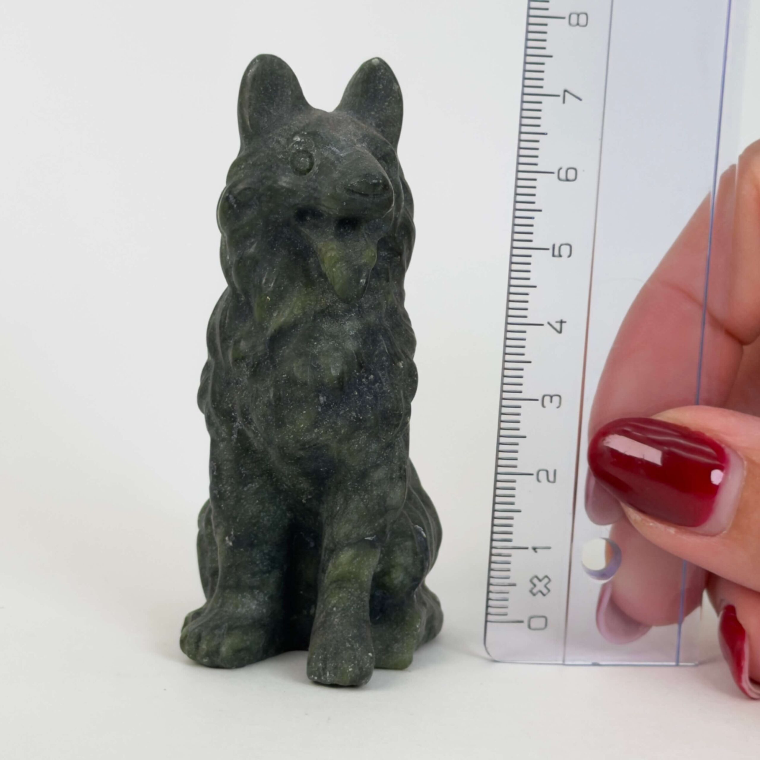 Serpentin Ulvehund i naturlige grønne nuancer med symbolik for loyalitet, beskyttelse, intuition, grounding og indre styrke.