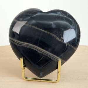 Sort Båndet Onyx hjerte med naturlige sorte, grå og hvide bånd, der symboliserer grounding, beskyttelse og indre styrke.