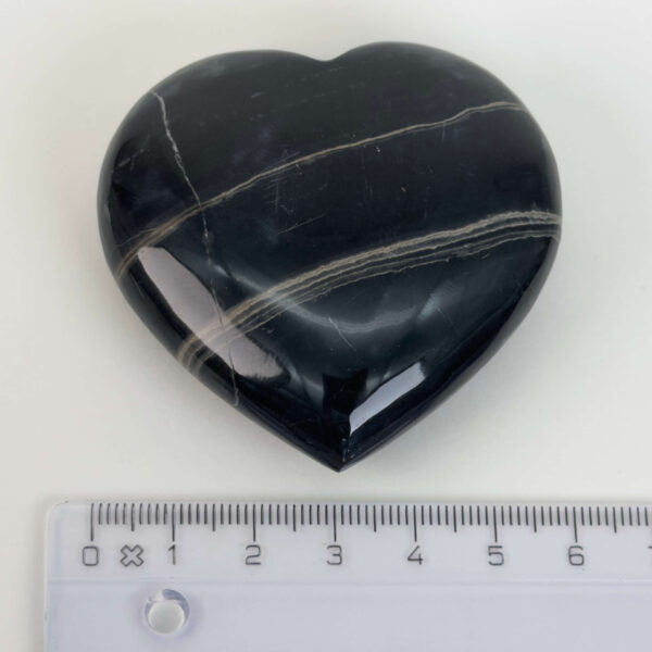 Sort Båndet Onyx hjerte med naturlige sorte, grå og hvide bånd, der symboliserer grounding, beskyttelse og indre styrke.