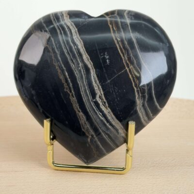 Sort Båndet Onyx hjerte med naturlige sorte, grå og hvide bånd, der symboliserer grounding, beskyttelse og indre styrke.