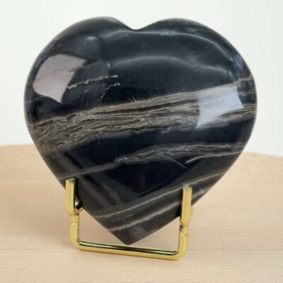 Sort Båndet Onyx hjerte med naturlige sorte, grå og hvide bånd, der symboliserer grounding, beskyttelse og indre styrke.