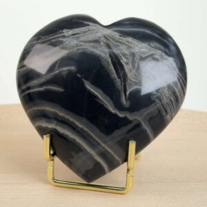 Sort Båndet Onyx hjerte med naturlige sorte, grå og hvide bånd, der symboliserer grounding, beskyttelse og indre styrke.