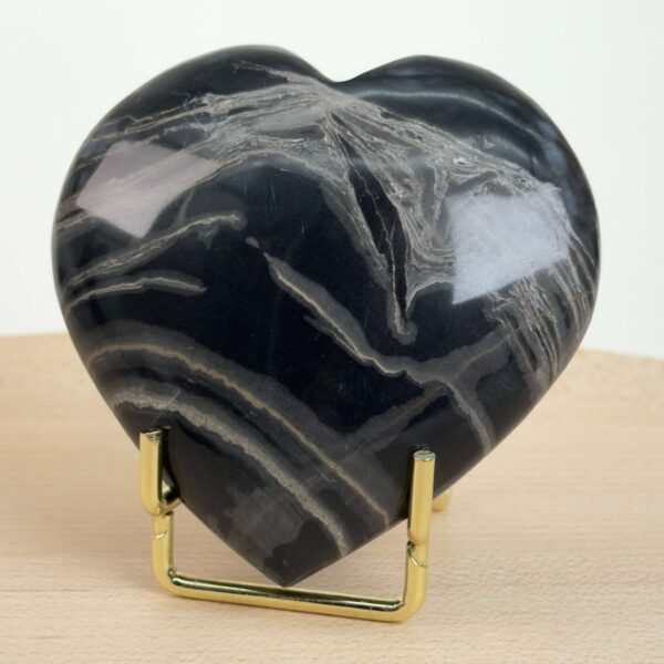 Sort Båndet Onyx hjerte med naturlige sorte, grå og hvide bånd, der symboliserer grounding, beskyttelse og indre styrke.