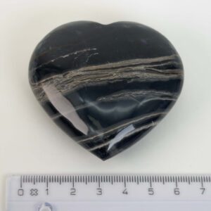 Sort Båndet Onyx hjerte med naturlige sorte, grå og hvide bånd, der symboliserer grounding, beskyttelse og indre styrke.