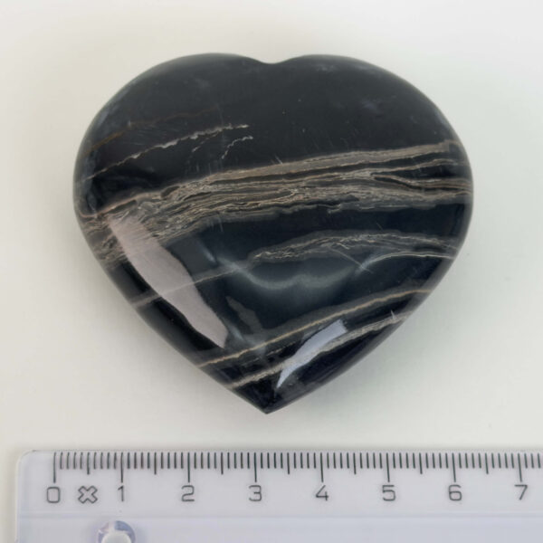 Sort Båndet Onyx hjerte med naturlige sorte, grå og hvide bånd, der symboliserer grounding, beskyttelse og indre styrke.