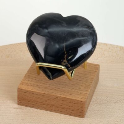 Sort Båndet Onyx hjerte med naturlige sorte, grå og hvide bånd, der symboliserer grounding, beskyttelse og indre styrke.