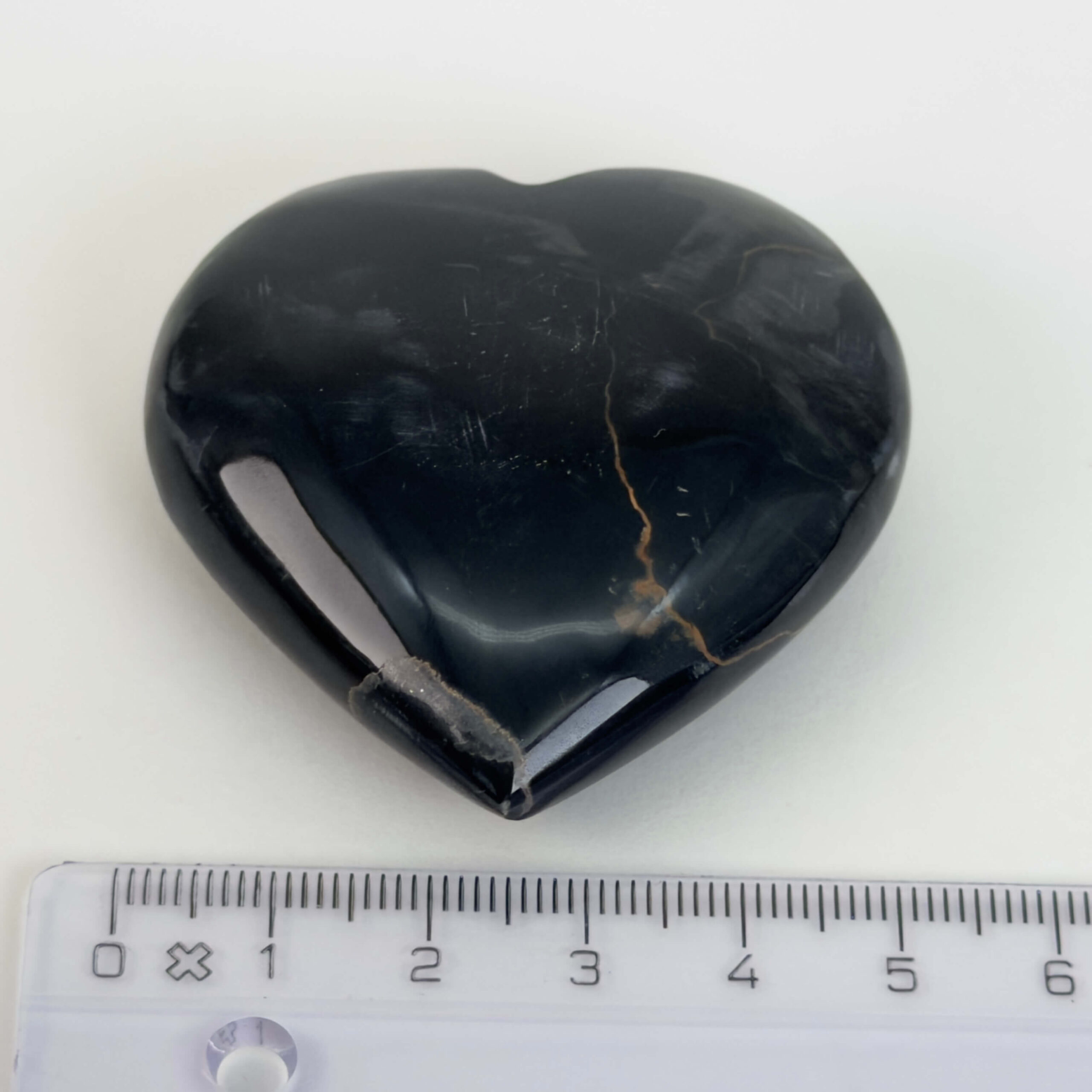 Sort Båndet Onyx hjerte med naturlige sorte, grå og hvide bånd, der symboliserer grounding, beskyttelse og indre styrke.