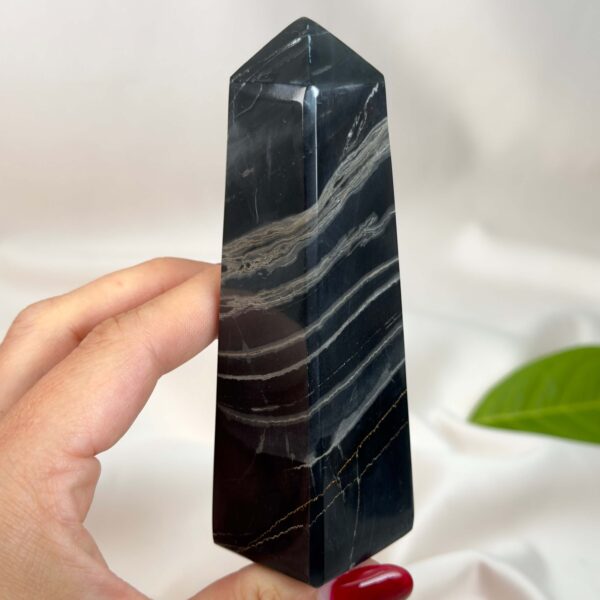 Sort Båndet Onyx tårn med naturlige sorte, grå og hvide bånd, der symboliserer grounding, beskyttelse og indre styrke.