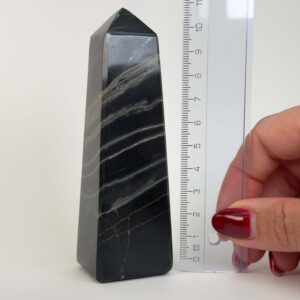 Sort Båndet Onyx tårn med naturlige sorte, grå og hvide bånd, der symboliserer grounding, beskyttelse og indre styrke.