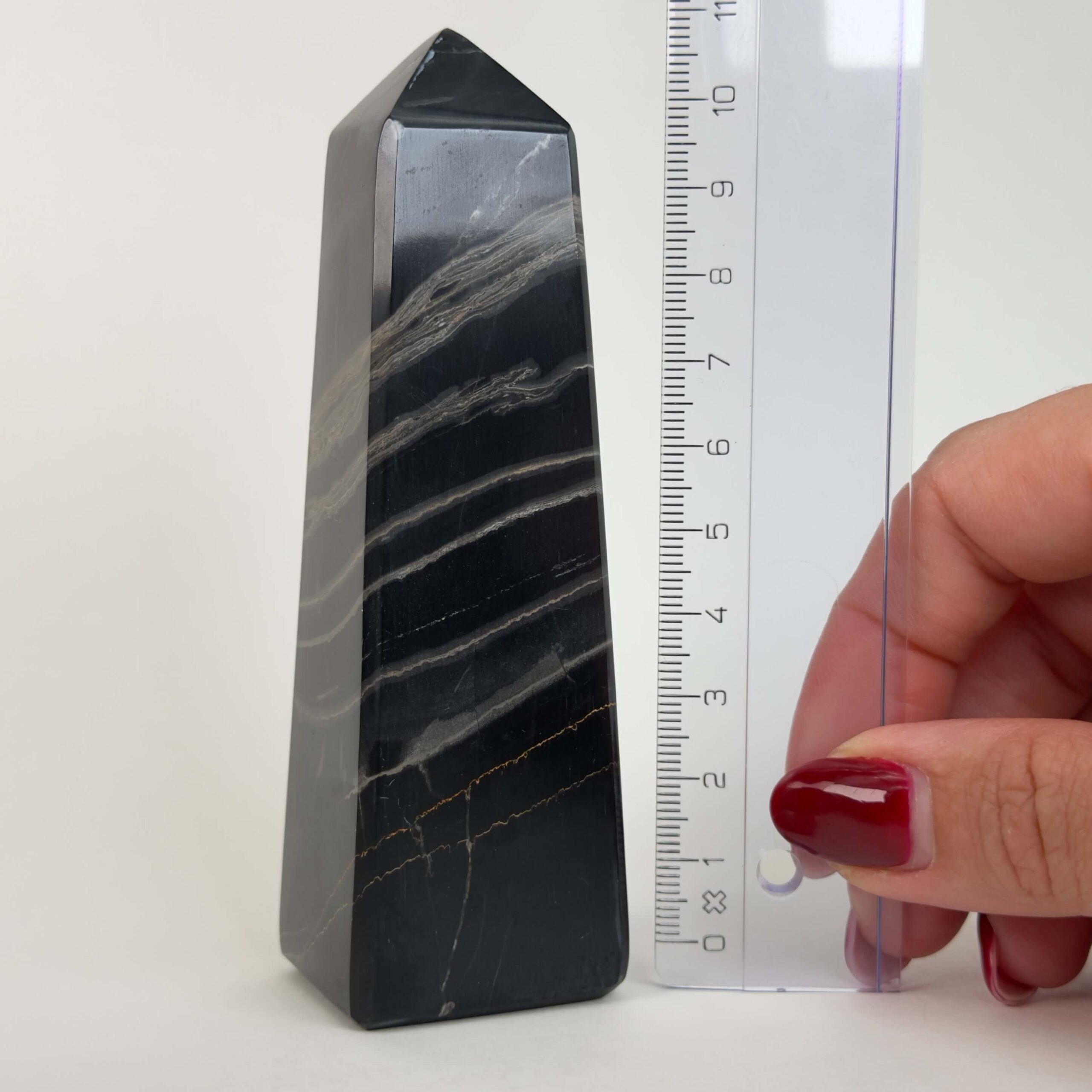 Sort Båndet Onyx tårn med naturlige sorte, grå og hvide bånd, der symboliserer grounding, beskyttelse og indre styrke.